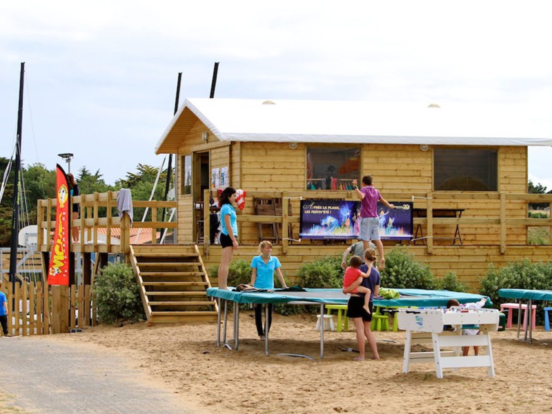 Trampoline Domaine le Midi glamping