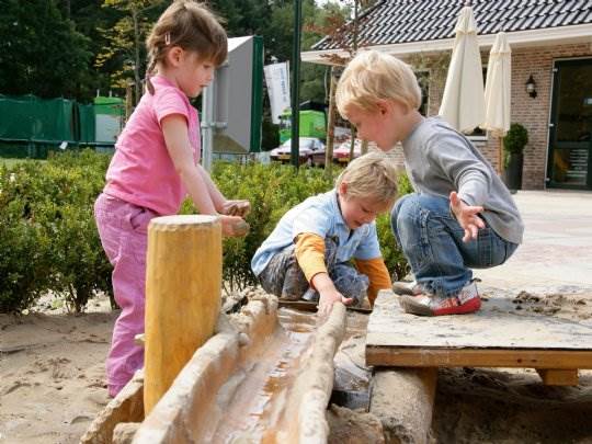 Spelende kinderen bij de Hellendoornse Berg. 1 van de 5 aanraders in eigen land.