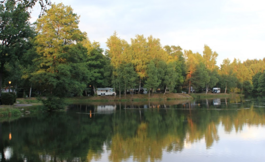 Genieten aan een meer bij Domaine des Messires