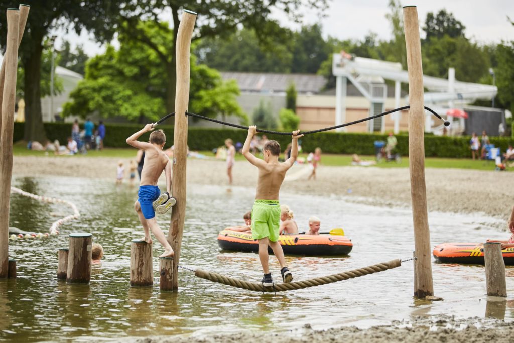 Klimmende kinderen in de speelvijver