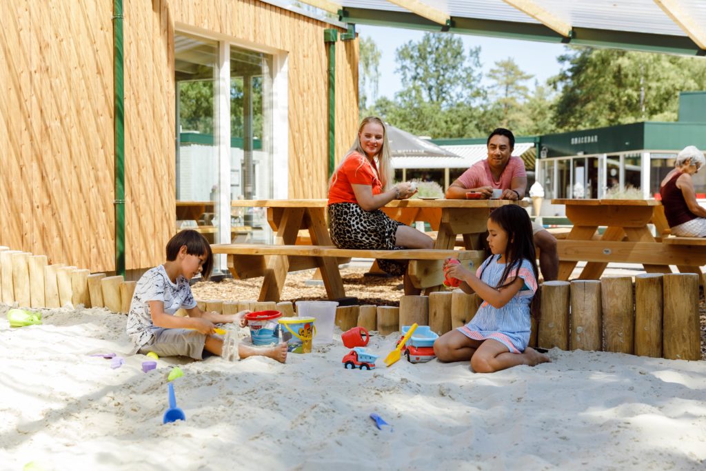 Spelende kinderen in de overdekte zandbak