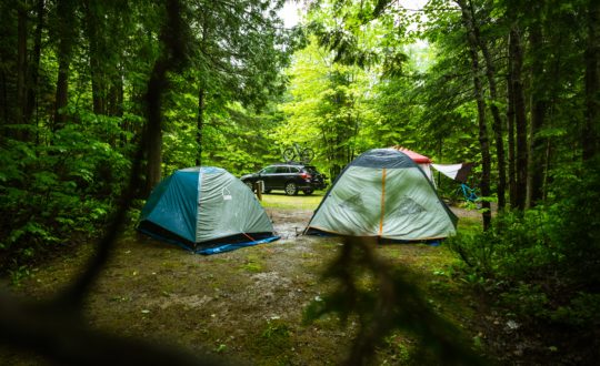 Kamperen in de regen: zo maak je alsnog een feest van je vakantie